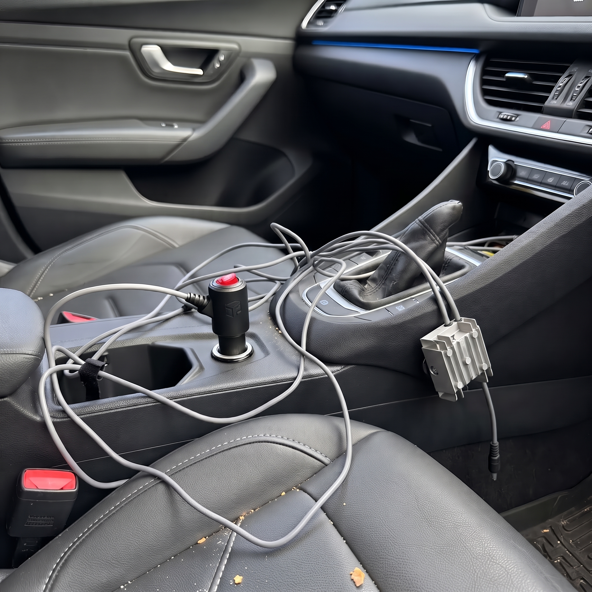 Instalação de Starlink Mini no carro com conversor e cabos aparentes